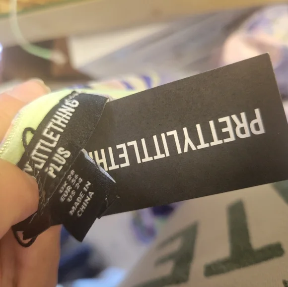 PrettyLittleThing Plus NWT Floral Ruffle Puff Sleeve Bardot Crop Top Size 28 - Picture 6 of 6